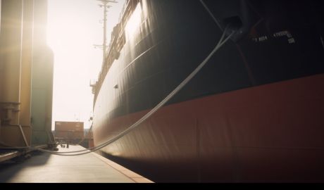 Ett stort fraktskepp i solnedgång