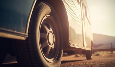 En husbil i solnedgång