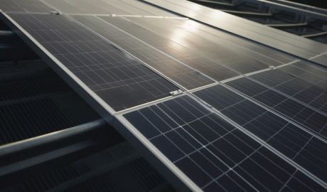 Solpaneler på ett tak