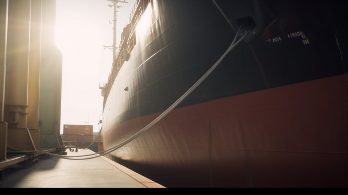 En bild på ett stort skepp vid kaj