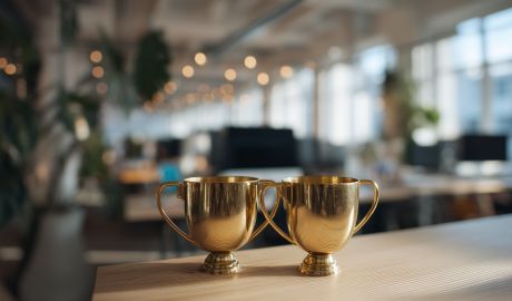 Två guldpokaler i en webbyrås lokaler